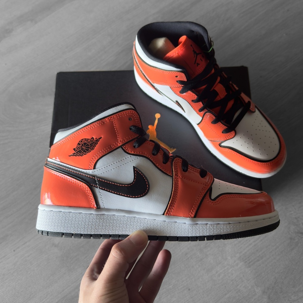 Jordan 1 Mid Orange
